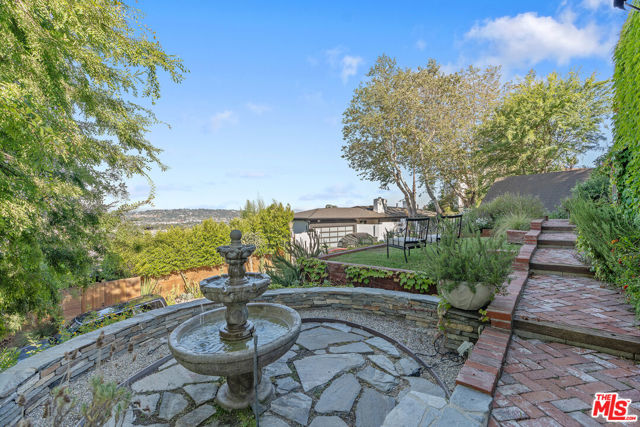 3827 Carnavon Way, Los Angeles CA: https://media.crmls.org/mediaz/25c8e59f-0d81-4e80-92e5-a88c1f617744.jpg