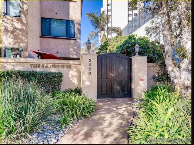 2420 Torrey Pines Rd, La Jolla CA: https://media.crmls.org/mediaz/25c92a44-445d-40ff-9ff9-60fe030ff1db.jpg