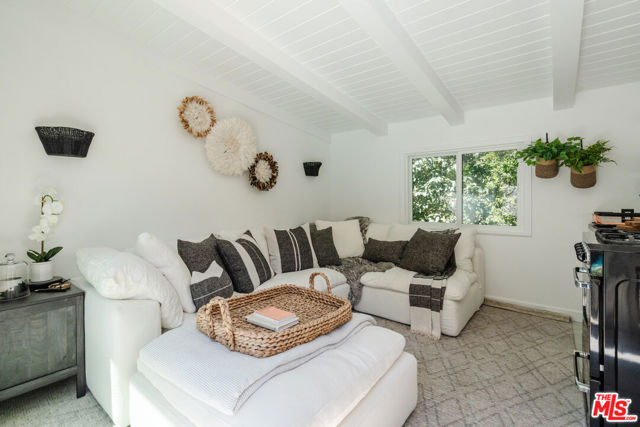 3100 Coldwater Canyon Avenue, Studio City CA: https://media.crmls.org/mediaz/25ca2a40-079a-4525-b849-09fae107823d.jpg