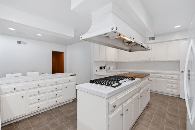 16445 Garvin Drive, Encino CA: https://media.crmls.org/mediaz/25ca3659-0dd0-4765-b875-946c5f589162.jpg