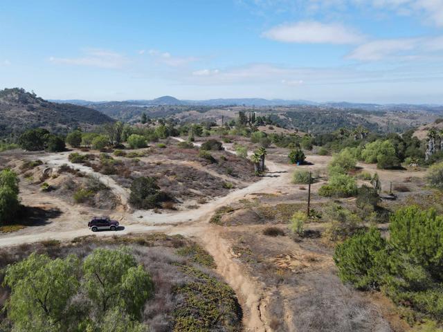 77 Jeffrey Heights Rd, Valley Center CA: https://media.crmls.org/mediaz/25ca4519-c109-46f3-abb0-5c485875e71b.jpg