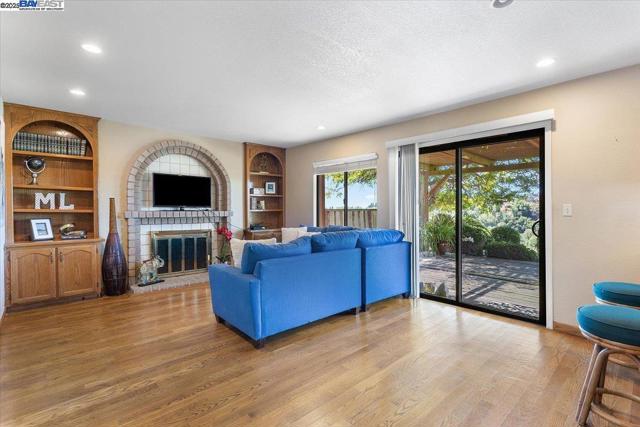 6444 Boone Dr, Castro Valley CA: https://media.crmls.org/mediaz/25ca6e47-c14f-45aa-985d-45b51738fca3.jpg