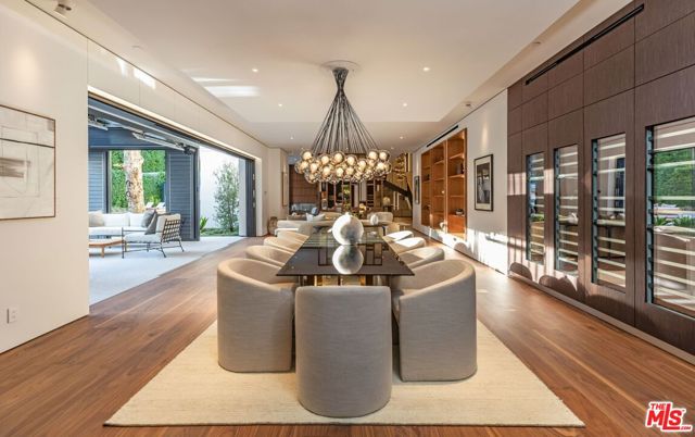927 N Whittier Drive, Beverly Hills CA: https://media.crmls.org/mediaz/25ca7bf9-8e91-4e38-a23b-52fa36d27ce8.jpg