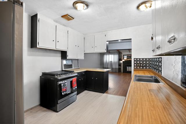 1045 72nd Avenue, Oakland CA: https://media.crmls.org/mediaz/25cb02ed-3173-4a51-8656-f5ab5055e0f9.jpg
