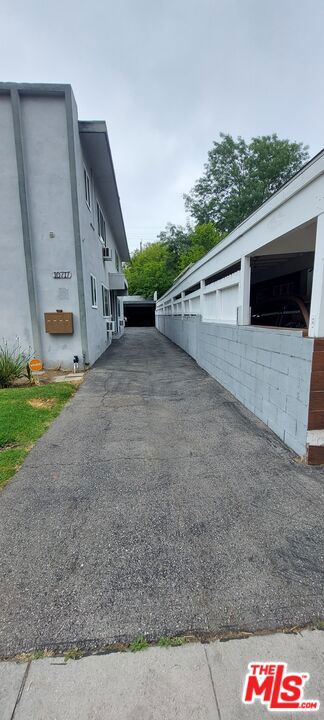 10717 Bloomfield Street photo 3