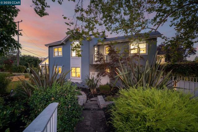 33 Altamount Drive, Orinda CA: https://media.crmls.org/mediaz/25cc2da9-6fd0-4c59-ac14-acdddeedaf69.jpg
