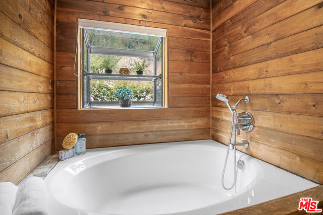 1639 Oak Drive, Topanga CA: https://media.crmls.org/mediaz/25cc9374-f5da-47dc-b129-97900baa7109.jpg