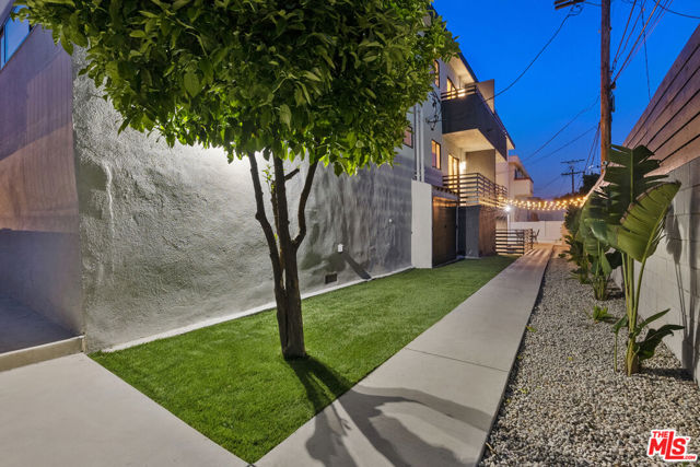 4938 Rosewood Avenue, Los Angeles CA: https://media.crmls.org/mediaz/25cc9c43-e722-46ee-9126-08dfddb8d194.jpg