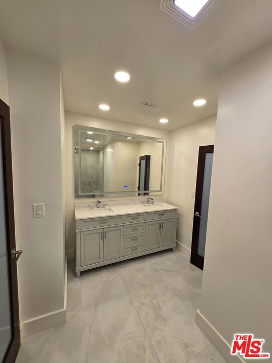 16544 Park Lane Circle, Los Angeles CA: https://media.crmls.org/mediaz/25ccbe87-ca41-4b62-9362-d10d2bfceec4.jpg