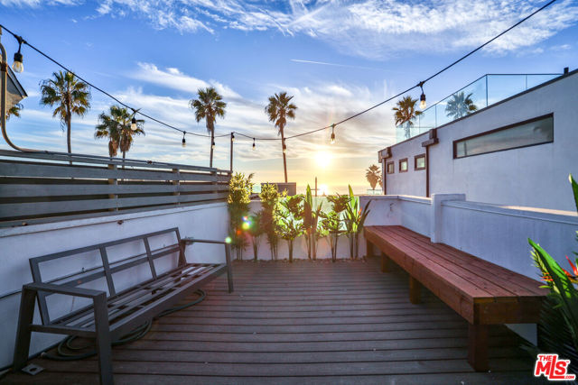 2207 Ocean Front Walk, Venice CA: https://media.crmls.org/mediaz/25ccf203-e3eb-4c41-9e6f-c87d8e917e37.jpg