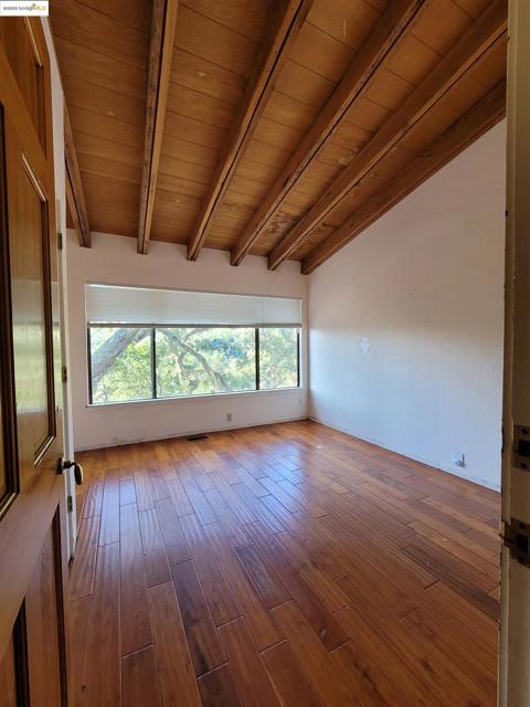 40 Hilldale Ct, Orinda CA: https://media.crmls.org/mediaz/25cd5fb4-862d-417f-bd96-de62b2fabbcf.jpg