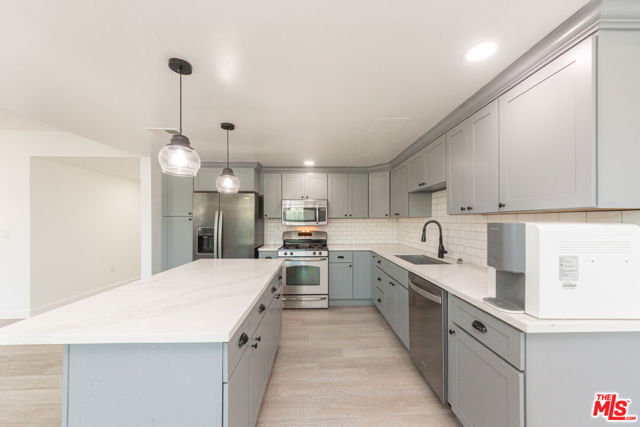 332 S Oxford Avenue, Los Angeles CA: https://media.crmls.org/mediaz/25ce2079-cb71-4193-a559-c081b760f276.jpg