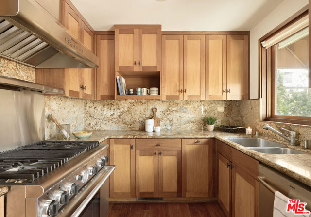 1959 Whitley Avenue, Los Angeles CA: https://media.crmls.org/mediaz/25cf3a56-d0bb-4417-9021-3b12320c624a.jpg