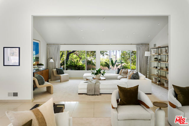 811 N Hillcrest Road, Beverly Hills CA: https://media.crmls.org/mediaz/25cf71ba-c2a4-40e6-a93f-e41287f522d1.jpg
