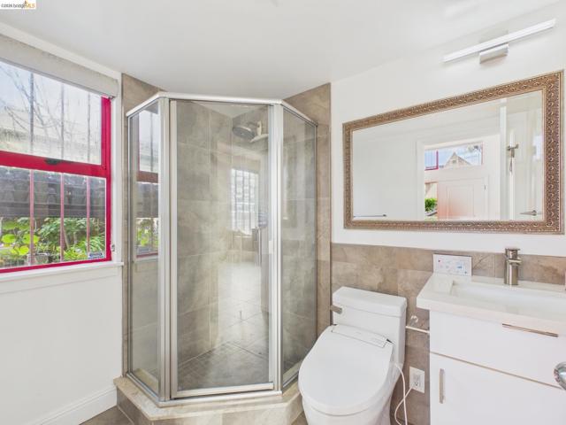 Image 31 of 38 For 2932 Filbert St 2