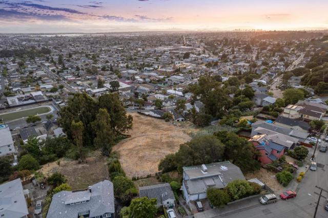 2950 Cumberland Way, Oakland CA: https://media.crmls.org/mediaz/25d05efb-7610-4dc9-ab3d-4dbe453e2fe7.jpg