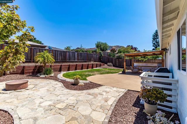 1349 Montana Dr, Concord CA: https://media.crmls.org/mediaz/25d07e71-234c-49b0-864d-2c59f54fabde.jpg