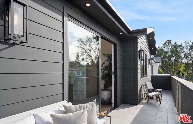 4453 Gentry Avenue, Valley Village CA: https://media.crmls.org/mediaz/25d2758d-3b7f-4d9a-ba50-abd5499bb27b.jpg