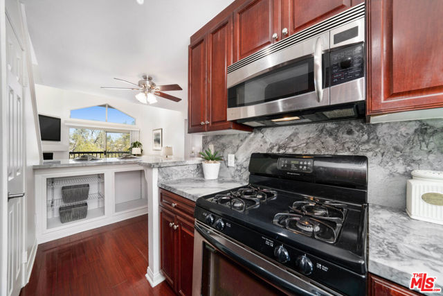5525 Canoga Avenue, 302 photo 8
