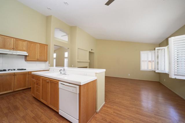 Detail Gallery Image 14 of 25 For 5110 Wisteria Drive, Oceanside,  CA 92056 - 4 Beds | 2/1 Baths