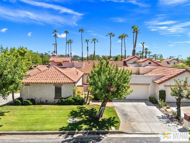 106 Avellino Circle, Palm Desert CA: https://media.crmls.org/mediaz/25d407fa-c56c-4820-8f30-77f6355a6944.jpg