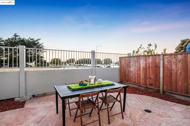 3 Harbor View Dr, Richmond CA: https://media.crmls.org/mediaz/25d45a1d-5b07-4808-bbed-e4cc1c603c90.jpg