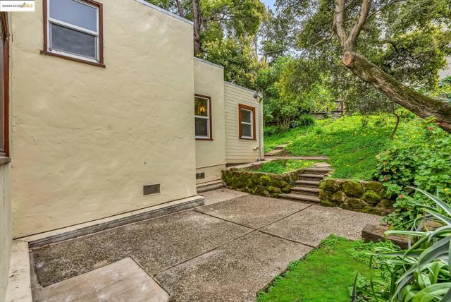 2340 Virginia St, Berkeley CA: https://media.crmls.org/mediaz/25d45a39-f226-4100-a140-df638bdf65b4.jpg