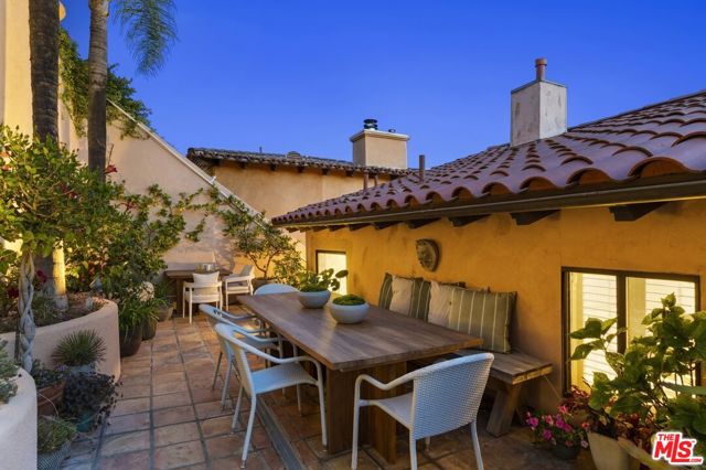 6383 Quebec Drive, Los Angeles CA: https://media.crmls.org/mediaz/25d49366-6bcb-474c-8cf7-601a0888ccdd.jpg