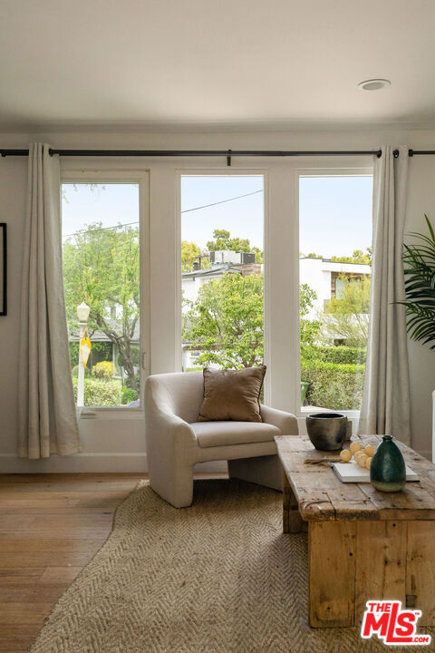 12366 Laurel Terrace Drive, Studio City CA: https://media.crmls.org/mediaz/25d58aa7-09ab-4331-95e3-a9146538a670.jpg