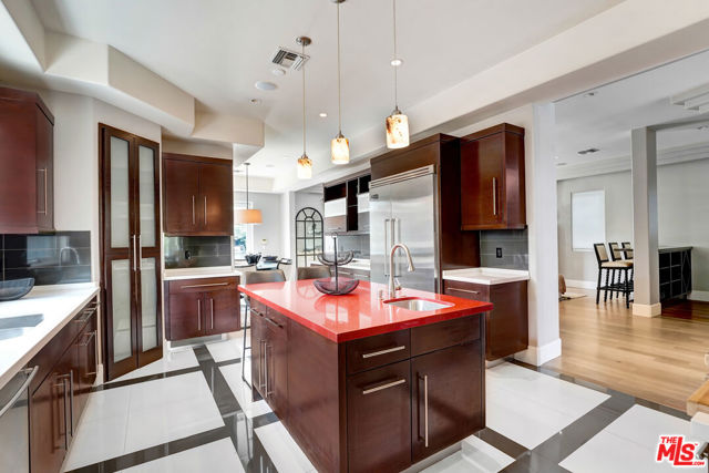 841 N Crescent Heights Boulevard, Los Angeles CA: https://media.crmls.org/mediaz/25d58e42-2e73-4d28-b70b-cab27efe0dbf.jpg