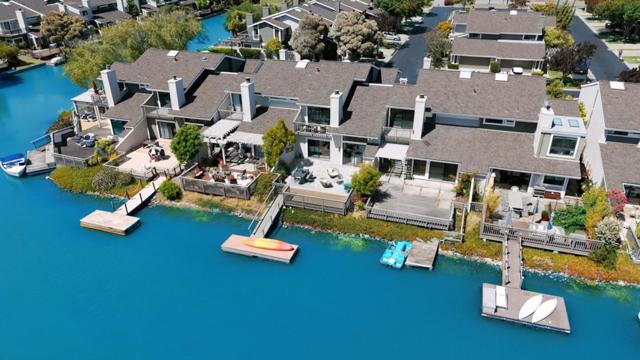 17 Spinnaker Place, Redwood City CA: https://media.crmls.org/mediaz/25d6f2af-4932-4539-b06f-4f6af5966e40.jpg