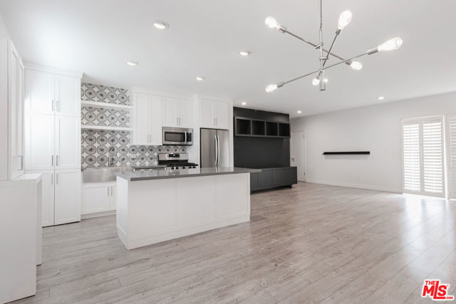 1233 N Laurel Avenue, West Hollywood CA: https://media.crmls.org/mediaz/25d72adb-d1bc-49ad-a15a-a671681169b0.jpg