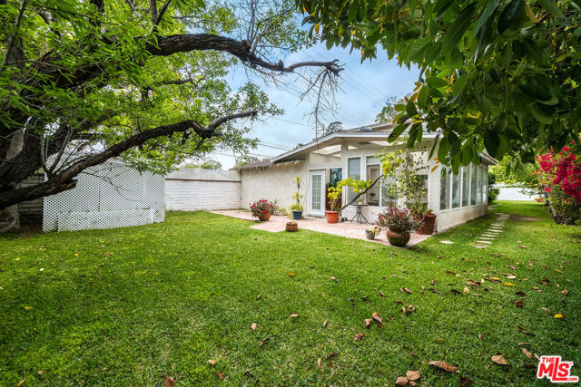 10355 Camarillo Street, Toluca Lake CA: https://media.crmls.org/mediaz/25d73404-3ac7-4505-bacf-d782a0b74ff5.jpg