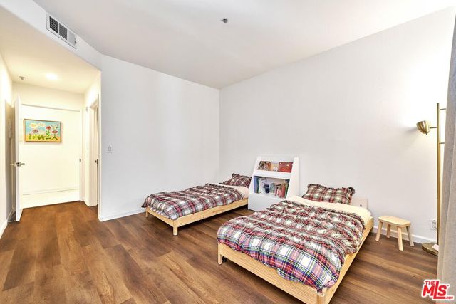 333 Westminster Avenue, Los Angeles CA: https://media.crmls.org/mediaz/25d75ddc-7390-447d-90b8-958c93d60426.jpg