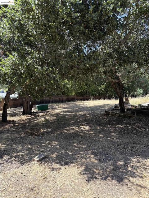5415 Leona Street, Oakland CA: https://media.crmls.org/mediaz/25d7a5fa-6037-4c6d-acf7-941d1811db9d.jpg