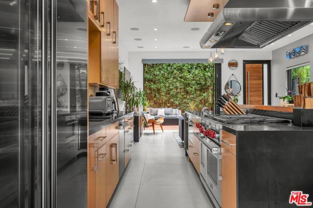 749 Oxford Ave Avenue, Venice CA: https://media.crmls.org/mediaz/25d964a4-6091-4876-a0c1-1bba2386ea9f.jpg
