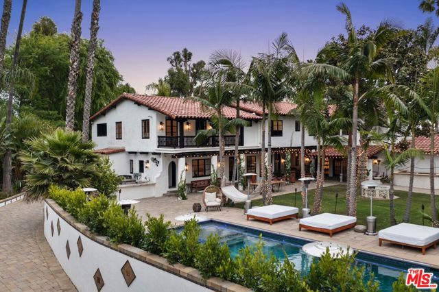 9451 Sunset Boulevard, Beverly Hills CA: https://media.crmls.org/mediaz/25d9678f-4f2c-43f0-93b5-baf0774ce7ec.jpg