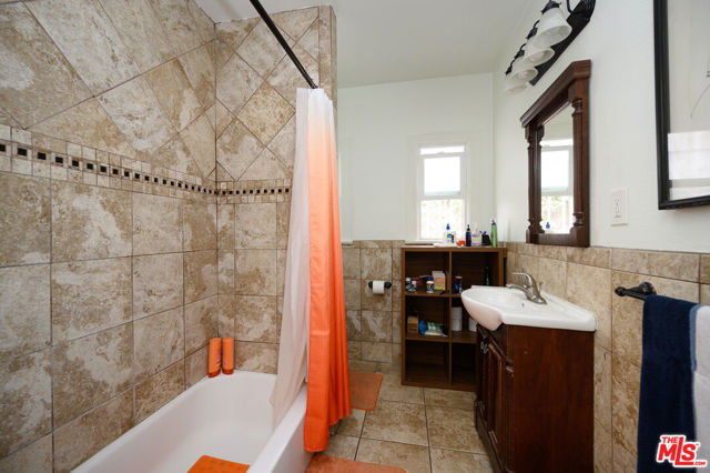 2822 S Victoria Avenue, Los Angeles CA: https://media.crmls.org/mediaz/25d9b341-7fe0-40d2-b2a2-7763e83649cc.jpg