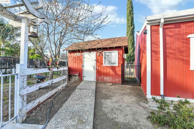 3215 Ohara Ave, Brentwood CA: https://media.crmls.org/mediaz/25da8272-7814-4a48-bb00-806f3ddd8ca9.jpg