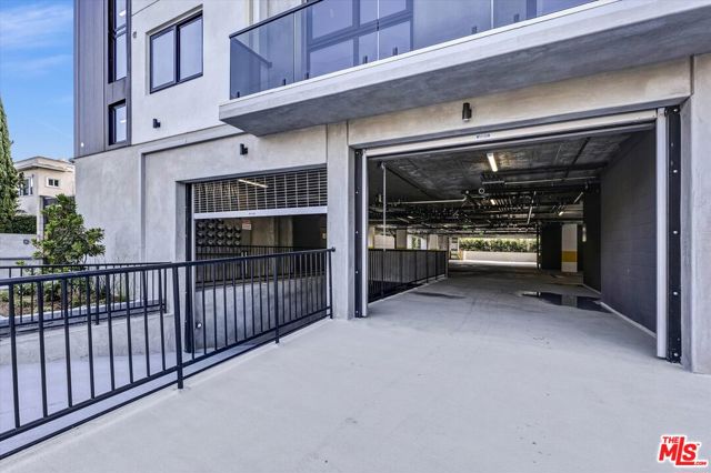 1537 S Wilton Place, Los Angeles CA: https://media.crmls.org/mediaz/25dbb378-7a5e-49a7-9b90-4cf33d901660.jpg