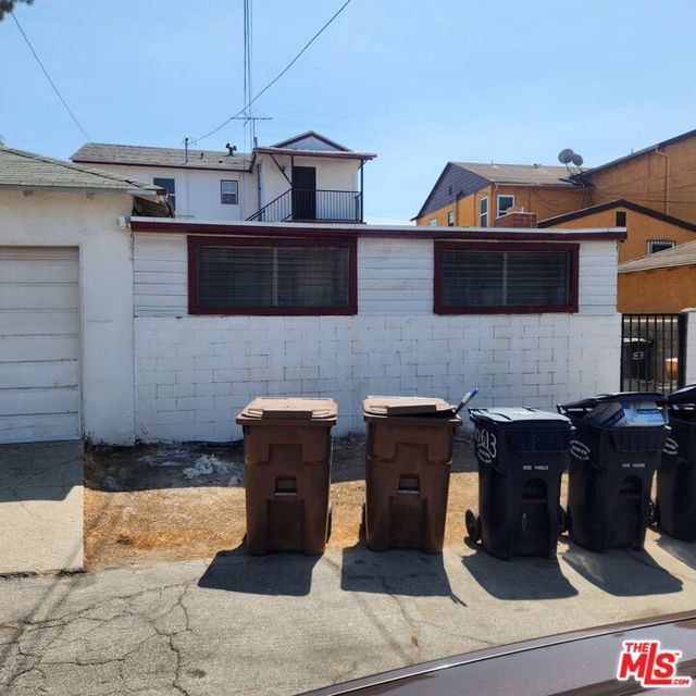 10613 Haas Avenue, Los Angeles CA: https://media.crmls.org/mediaz/25dcad25-420d-4406-9446-27fc9c31fc7e.jpg
