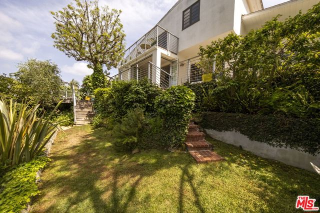 2500 Carman Crest Drive, Los Angeles CA: https://media.crmls.org/mediaz/25dd3b53-6773-4ff3-a3ee-f9a14ad226aa.jpg