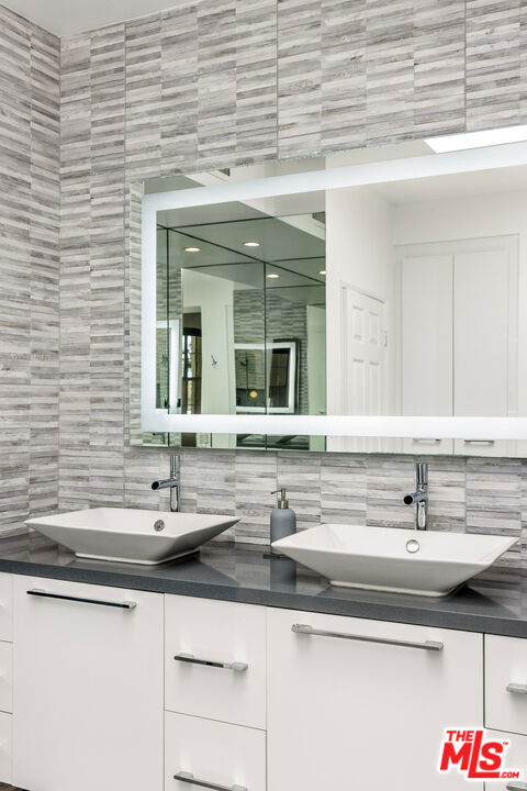 4342 Redwood Avenue, Marina del Rey CA: https://media.crmls.org/mediaz/25df2004-b1f7-404e-b57e-20929debb9d2.jpg