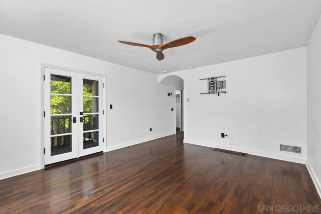 7728 Ludington Pl, La Jolla CA: https://media.crmls.org/mediaz/25df4234-1072-416d-924b-e2bb786461d0.jpg