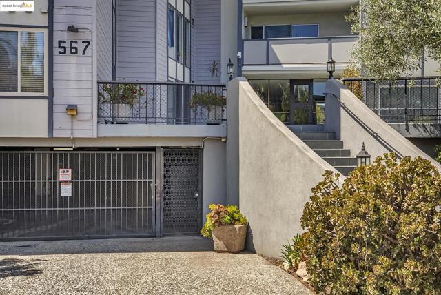 567 Oakland Ave., Oakland CA: https://media.crmls.org/mediaz/25df53b6-ed60-4b6d-b34a-7cd6655393ed.jpg