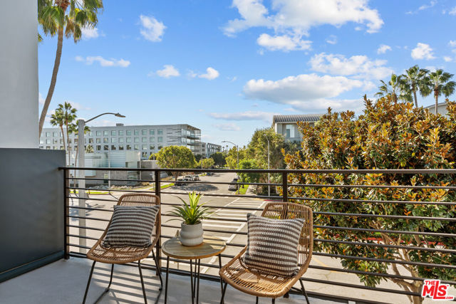 5350 Playa Vista Drive, Playa Vista CA: https://media.crmls.org/mediaz/25dfa927-5f82-421b-9644-ace04864f361.jpg