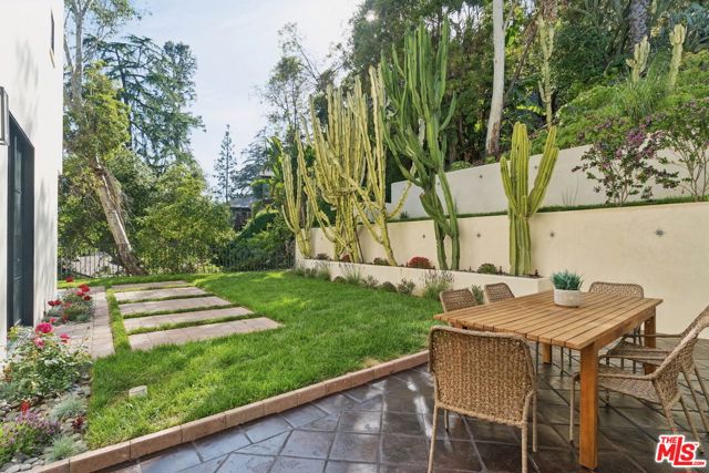 8171 Tianna Road, Los Angeles CA: https://media.crmls.org/mediaz/25dfe9c5-8899-4ff9-b144-bef46307c73e.jpg
