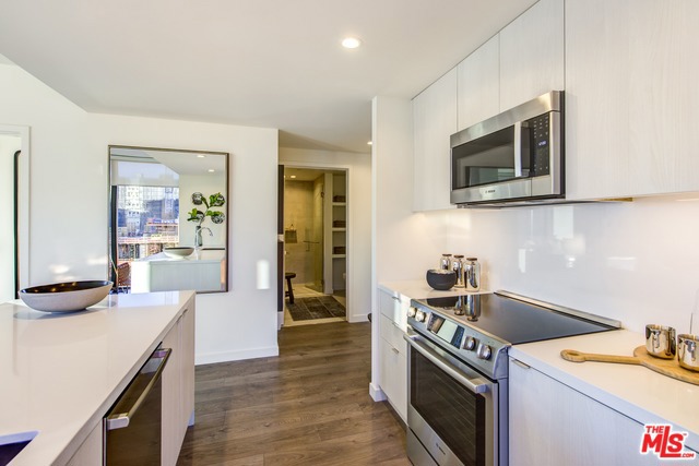 801 S OLIVE Street, Los Angeles CA: https://media.crmls.org/mediaz/25e0ca35-ef94-4e0c-b1c7-eabd8531e73c.jpg