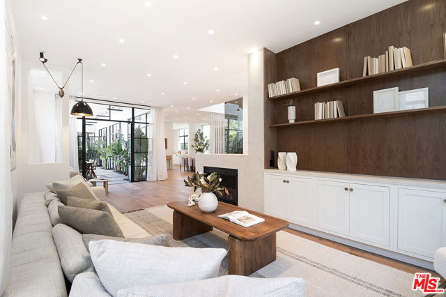 745 E Sunset Avenue, Venice CA: https://media.crmls.org/mediaz/25e14fca-02a5-46d5-9225-e142abac70d0.jpg