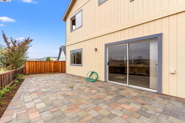 104 Bridgeview Ct, Crockett CA: https://media.crmls.org/mediaz/25e1e299-28cb-4da7-9ad5-0e6153f99d7c.jpg